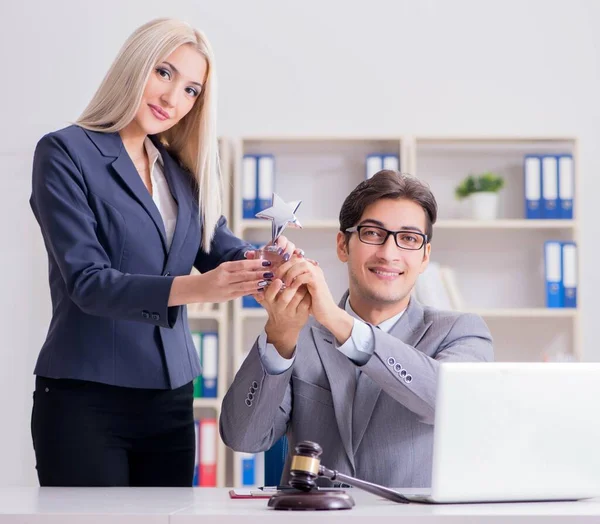 Abogado discutiendo caso legal con cliente — Foto de Stock