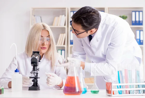 Dois químicos discutindo em laboratório — Fotografia de Stock