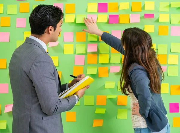 Compañeros de negocios discutiendo prioridades futuras —  Fotos de Stock