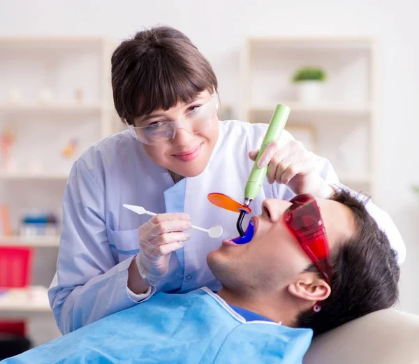 Patiënt bezoeken tandarts voor regelmatige check-up en vullen — Stockfoto