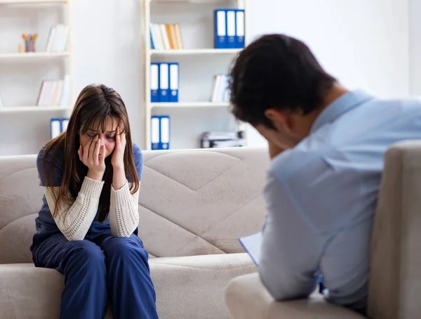 Psychologe berät Frau, die von Ehemann geschlagen wurde — Stockfoto