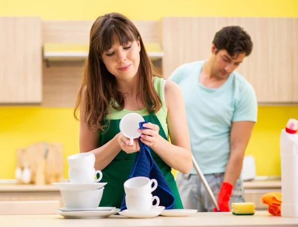 Młoda para pracująca w kuchni — Zdjęcie stockowe