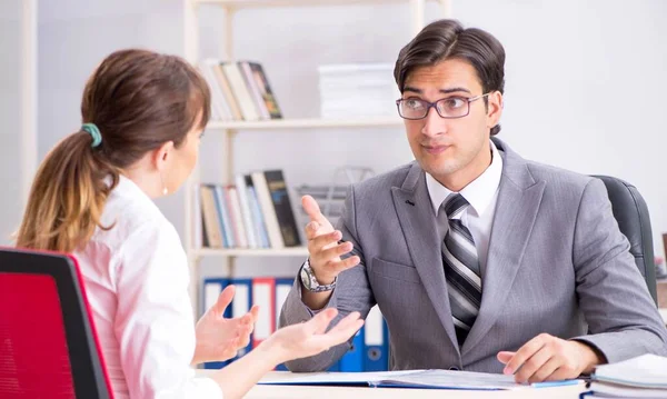 Mann und Frau diskutieren im Amt — Stockfoto