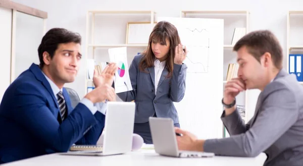 Reunión de negocios con los empleados en la oficina —  Fotos de Stock