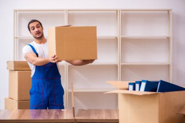 Genç erkek, profesyonel nakliyeci evde yer değiştiriyor.