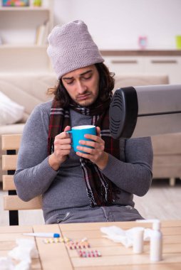 Genç adam evde acı çekiyor.