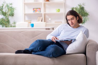 Evde sınava hazırlanan genç bir erkek öğrenci.