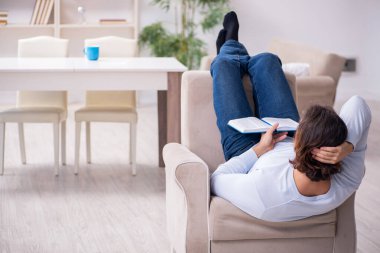 Evde sınava hazırlanan genç bir erkek öğrenci.