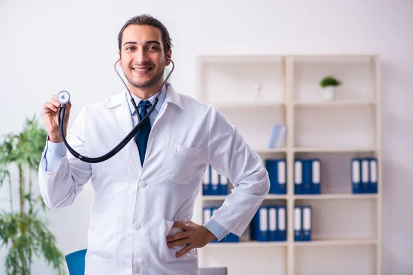 Jovem médico bonito do sexo masculino que trabalha na clínica — Fotografia de Stock