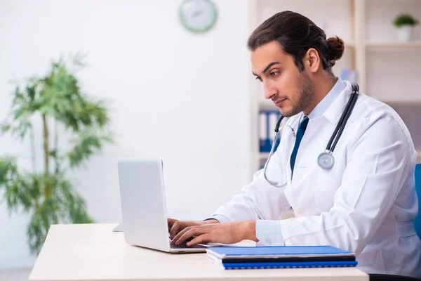 Jung männlich handsome doktor working im die klinik — Stockfoto