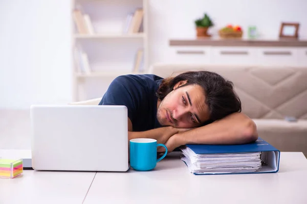 Jovem empregado trabalhando a partir de casa — Fotografia de Stock