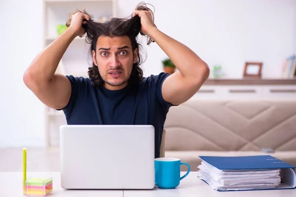 Joven empleado trabajando desde casa — Foto de Stock