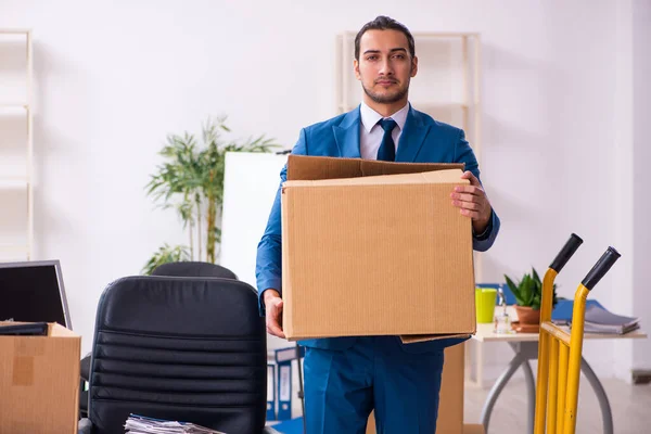 Junge männliche Mitarbeiter in bewegtem Konzept — Stockfoto