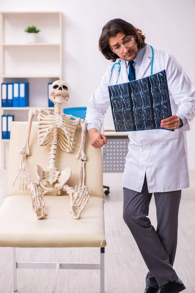 Verrückter Arzt untersucht toten Patienten — Stockfoto