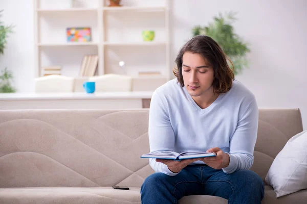 Junge männliche Studenten bereiten sich zu Hause auf Prüfungen vor — Stockfoto