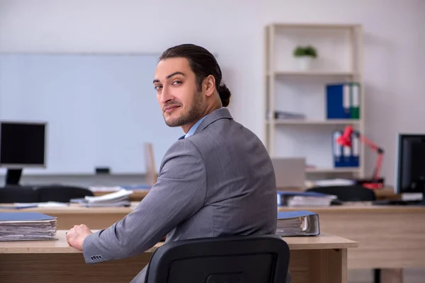 Jeune homme d'affaires salarié travaillant dans le bureau — Photo