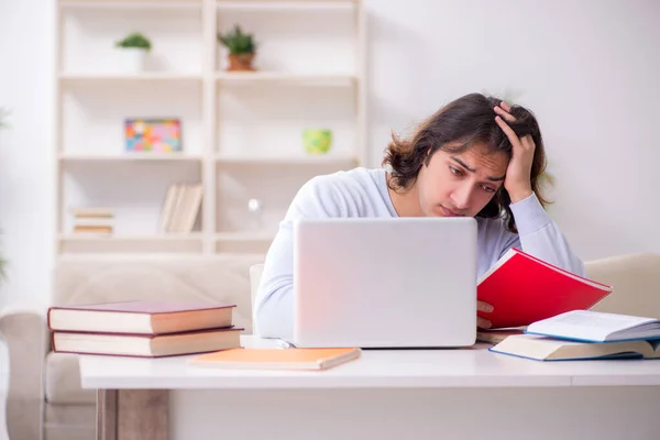 Joven estudiante masculino preparándose para los exámenes en casa —  Fotos de Stock