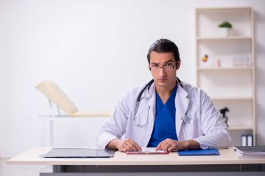 Hastanede çalışan genç bir doktor.