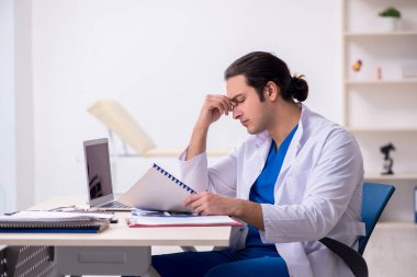Hastanede çalışan genç bir doktor.