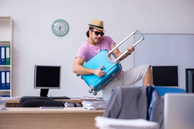 Genç erkek çalışanımız geziye hazırlanıyor.