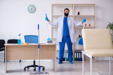 Genç erkek müteahhit salgın konseptinde dezenfekte kliniği