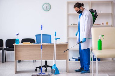 Genç erkek müteahhit salgın konseptinde dezenfekte kliniği