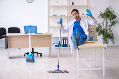 Genç erkek müteahhit salgın konseptinde dezenfekte kliniği