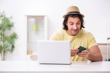 Pasaportu olan genç adam yaz gezisine hazırlanıyor.