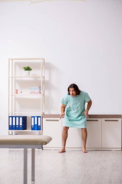 Hastanedeki genç deli adam.