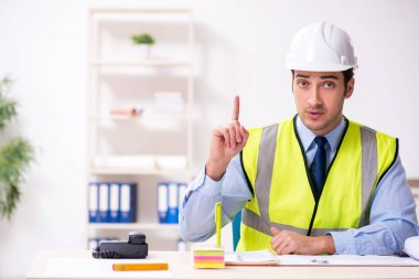 Ofiste çalışan genç erkek mimar.