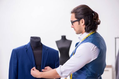 Atölyede çalışan genç bir terzi.