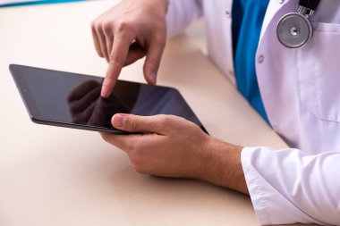 Teletıp konseptinde genç bir doktor.