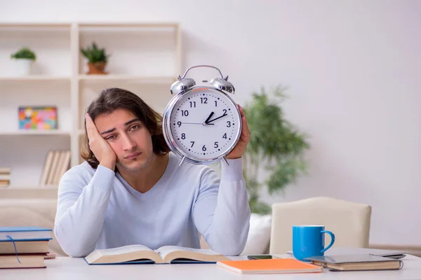 Giovane studente maschio preparazione per gli esami a casa — Foto Stock