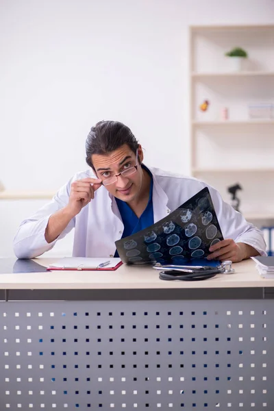 Hastanede çalışan genç bir doktor. — Stok fotoğraf