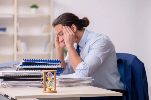 Ung manlig anställd i time management koncept — Stockfoto