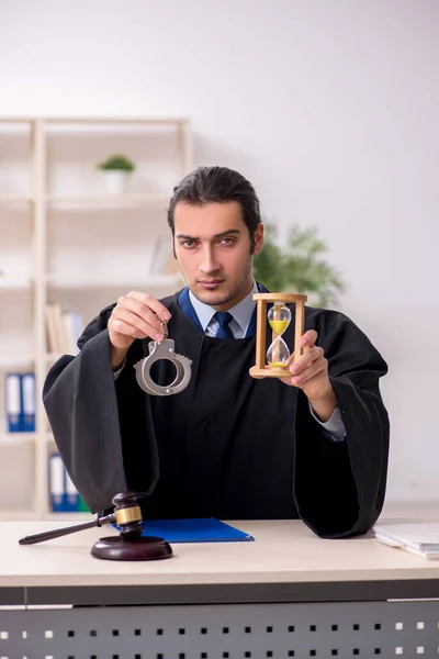 Juez joven masculino en concepto de gestión del tiempo —  Fotos de Stock