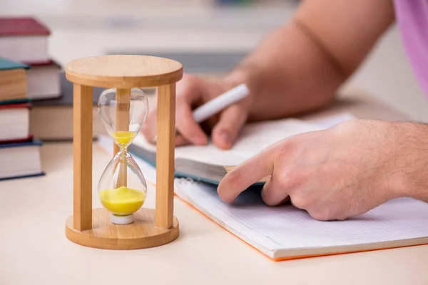 Mladý muž student ve třídě v konceptu time managementu — Stock fotografie