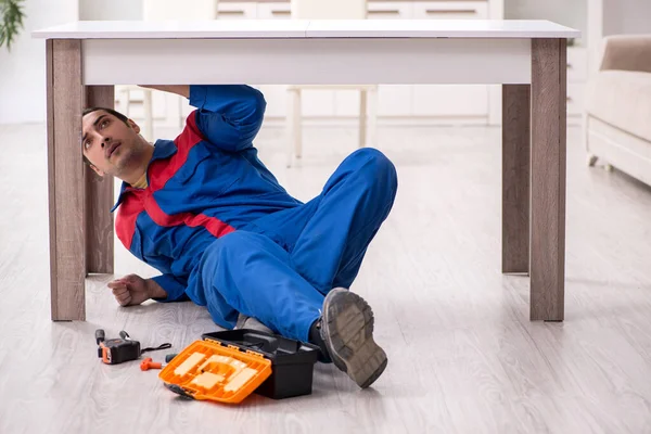 Joven carpintero masculino trabajando en interiores —  Fotos de Stock