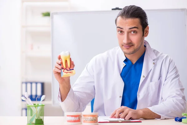 Junger Zahnarzt arbeitet in der Klinik — Stockfoto