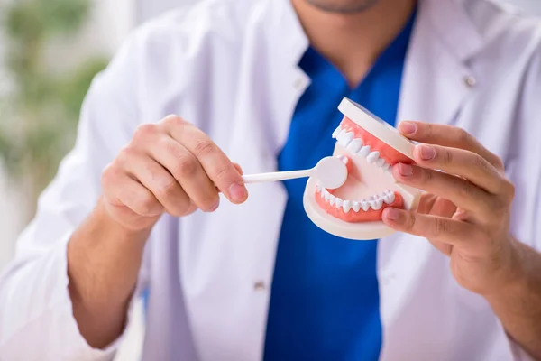 Klinikte çalışan genç erkek dişçi. — Stok fotoğraf