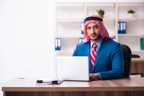 Giovane dipendente arabo maschile che lavora in ufficio — Foto Stock