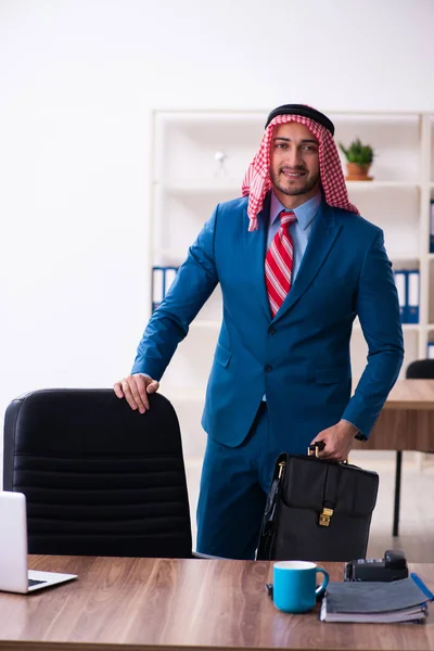 Empleado árabe joven trabajando en la oficina — Foto de Stock