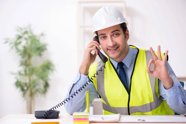 Junger männlicher Architekt arbeitet im Büro — Stockfoto