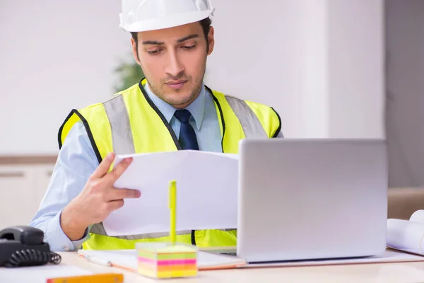 Junger männlicher Architekt arbeitet im Büro — Stockfoto