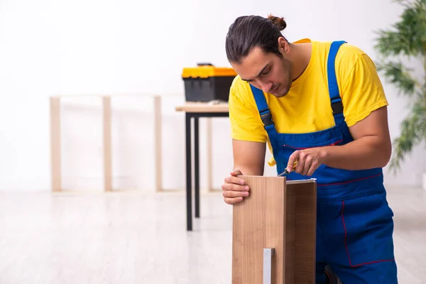 Joven carpintero masculino trabajando en interiores —  Fotos de Stock