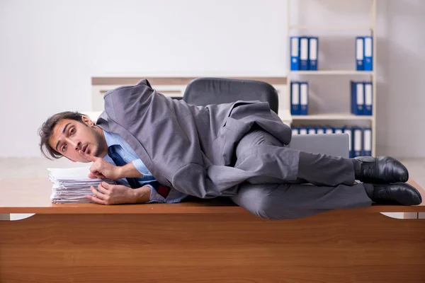 Giovane dipendente maschio che dorme in ufficio — Foto Stock