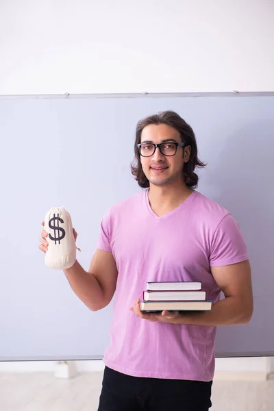 Ung manlig student framför styrelsen — Stockfoto