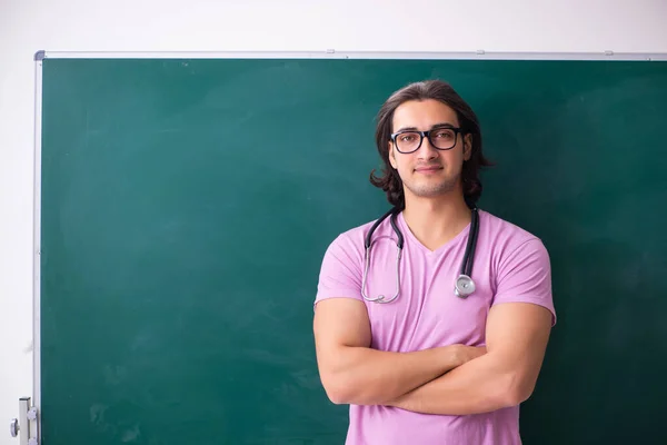 Junge männliche Studentin vor Gericht — Stockfoto