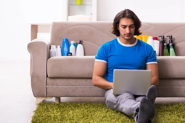 Joven vendedor de cosméticos a través de Internet — Foto de Stock