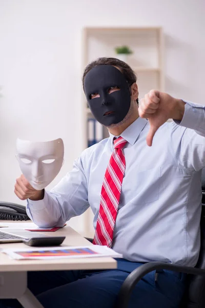 Manlig anställd med mask i hipokritiskt begrepp — Stockfoto